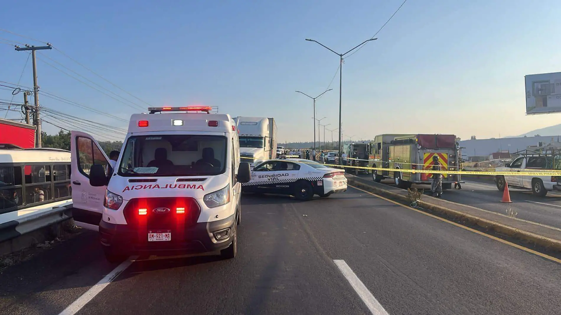 Ambulancia y elementos de seguridad vial atendiendo un accidente